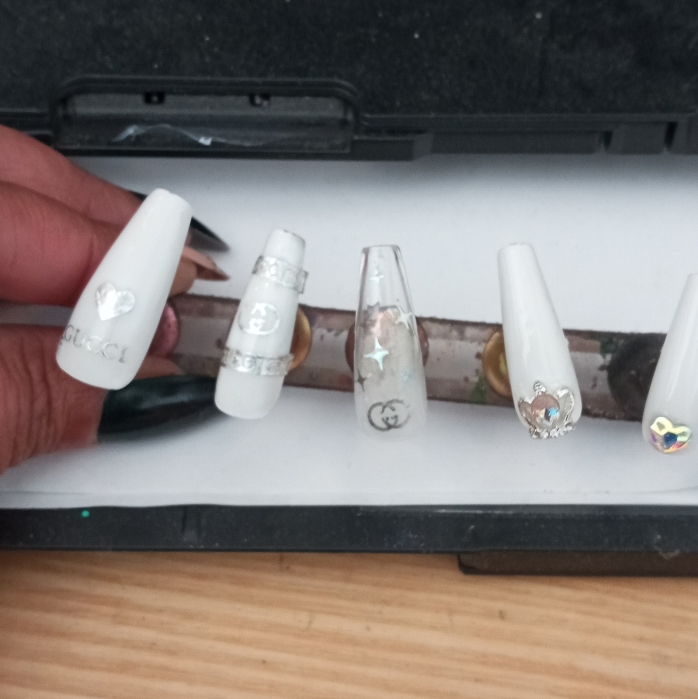 Press on nails